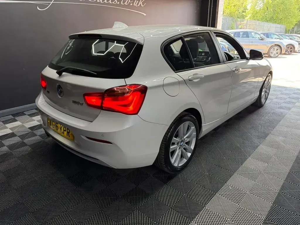 Used BMW 120 Sport Line 190 HP (139 kW) 2016 White Hatchback