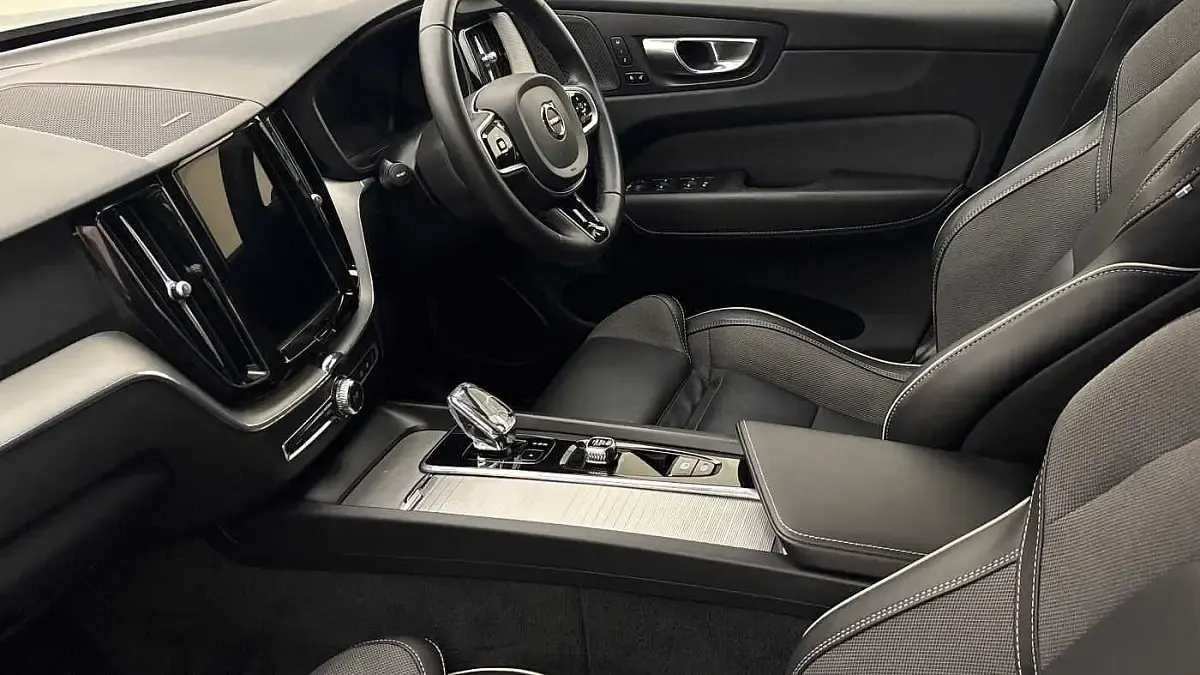 Used Volvo XC60 Plus 250 HP (183 kW) 2023 Grey SUV