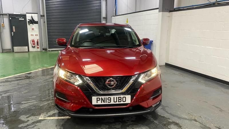 Used Nissan Qashqai Acenta Premium 115 HP (84 kW) 2019 Red SUV