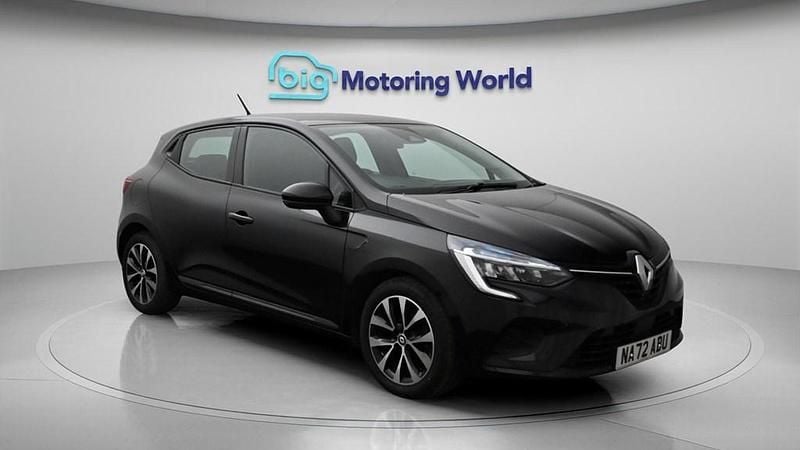 Used Renault Clio V Iconic 90 HP (66 kW) 2022 Black Hatchback