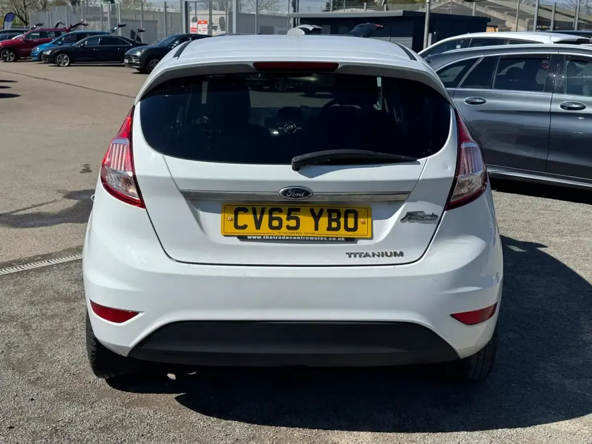 Begagnad Ford Fiesta Titanium 75 HK (55 kW) 2015 Vit Halvkombi