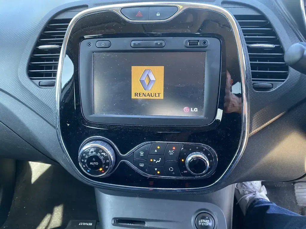 Usado Renault Captur Dynamique 90 HP (66 kW) 2015 Prateado SUV