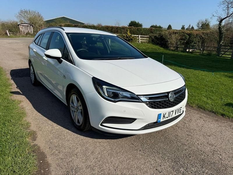 Used Vauxhall Astra Design Edition 2017 White Estate