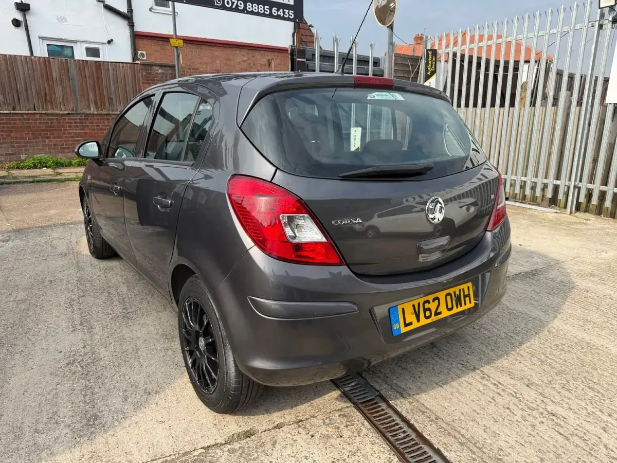 Usado Vauxhall Corsa 100 HP (73 kW) 2012 Cinzento Citadino