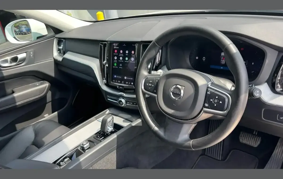 Used Volvo XC60 Core 247 HP (181 kW) 2023 White SUV