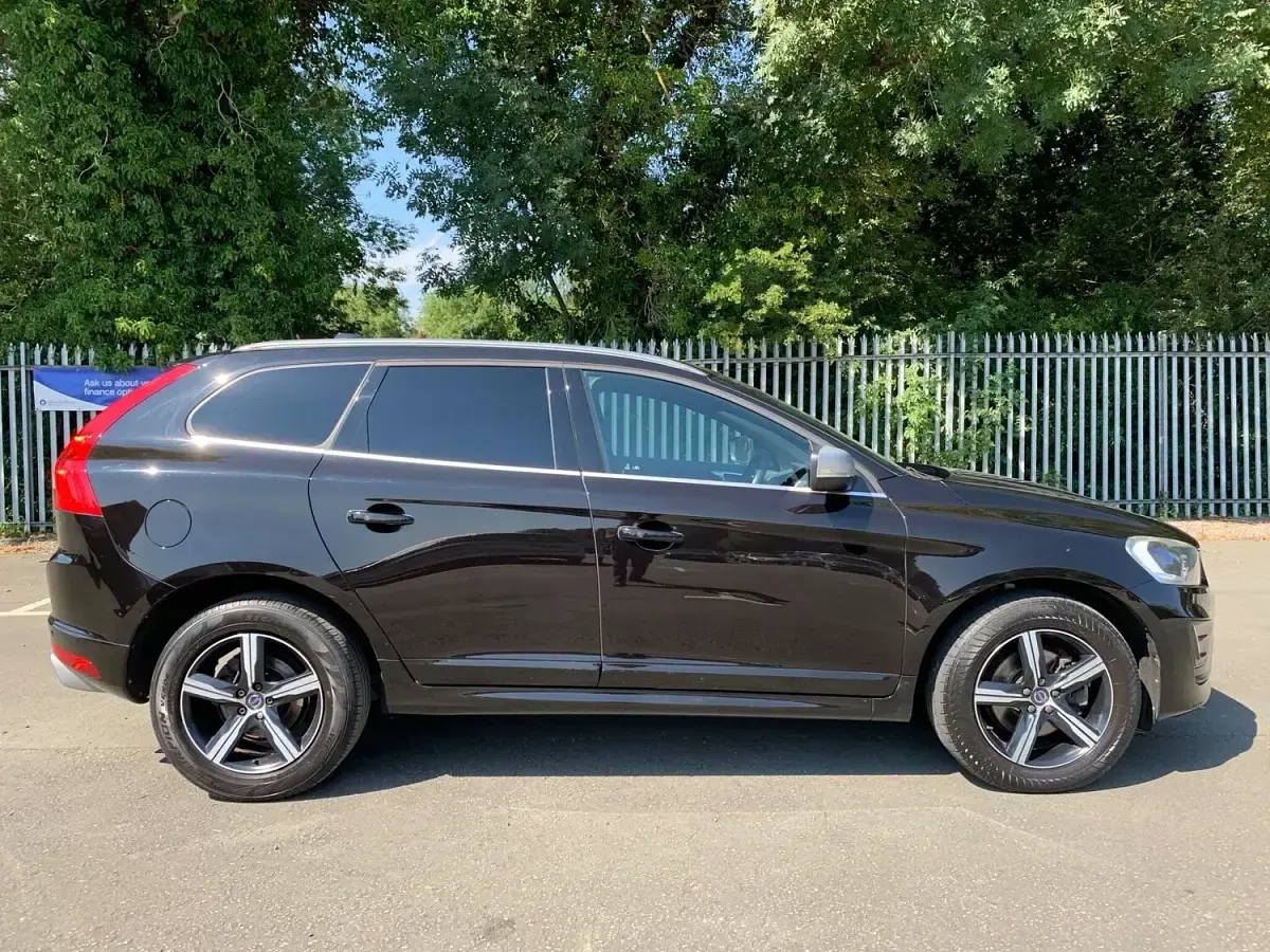 Used Volvo XC60 R-Design 216 HP (158 kW) 2017 Black SUV