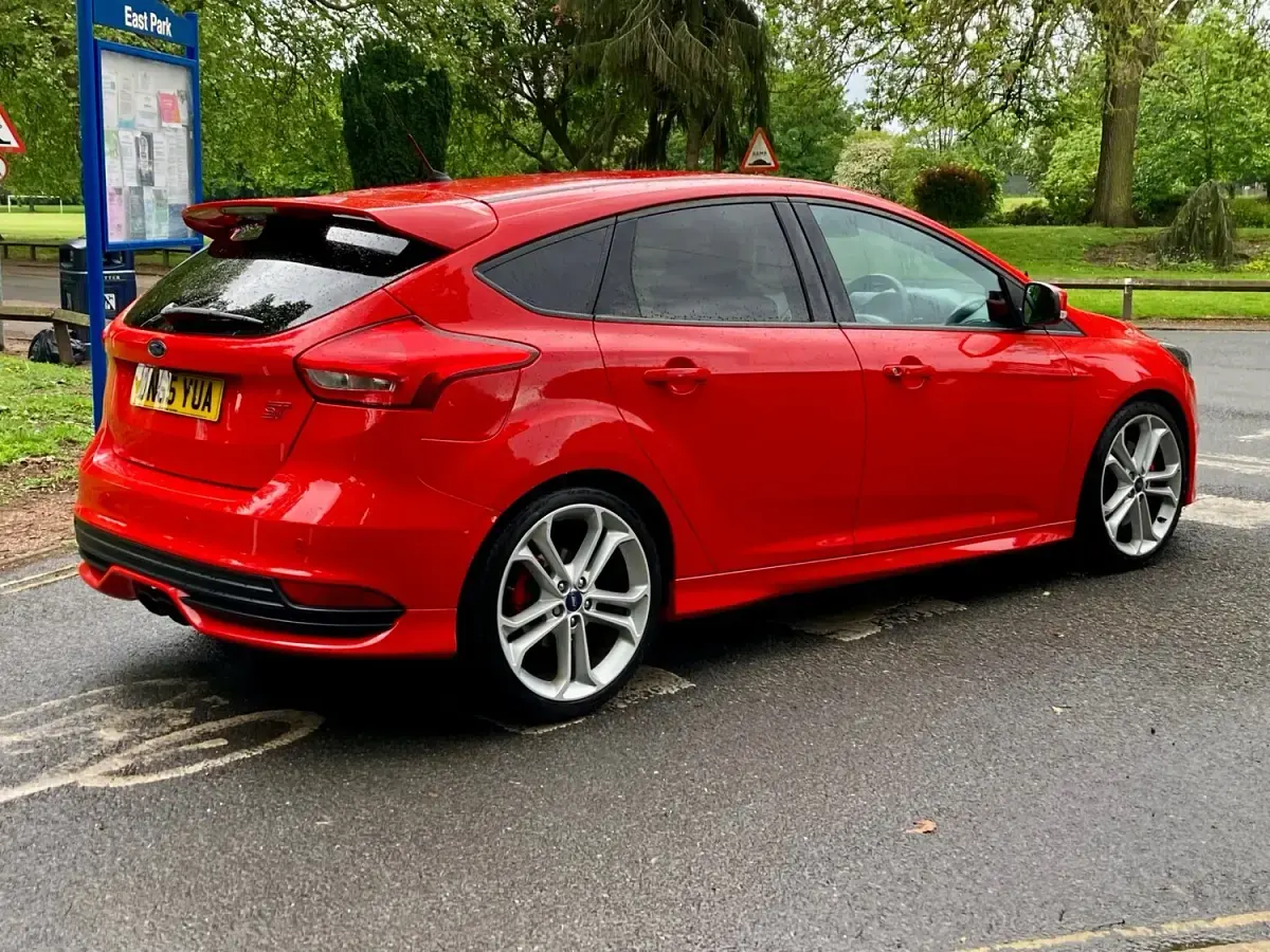Used Ford Focus ST 250 HP (183 kW) 2015 Red Hatchback