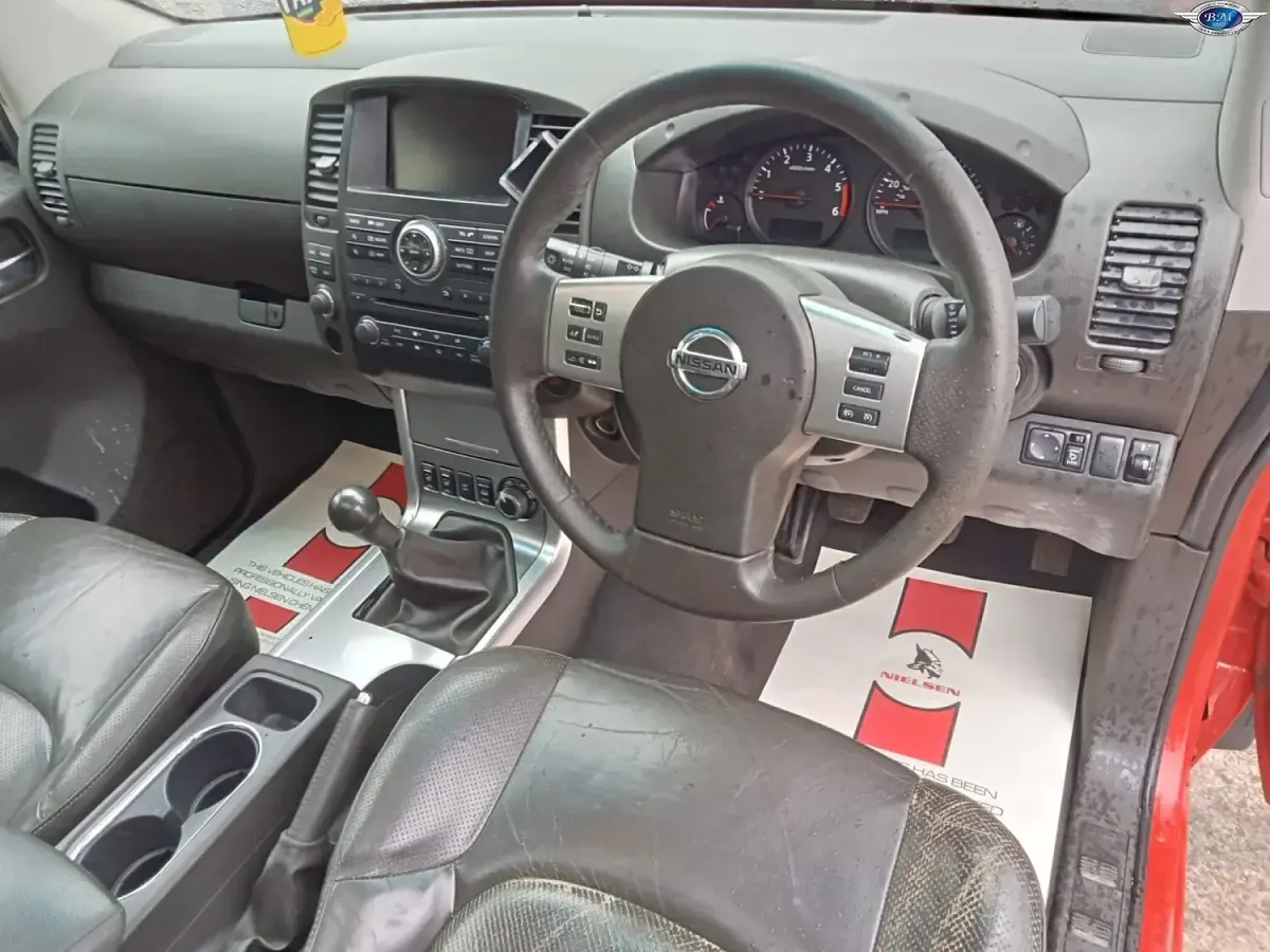 Used Nissan Navara Tekna 190 HP (139 kW) 2010 Red Pickup