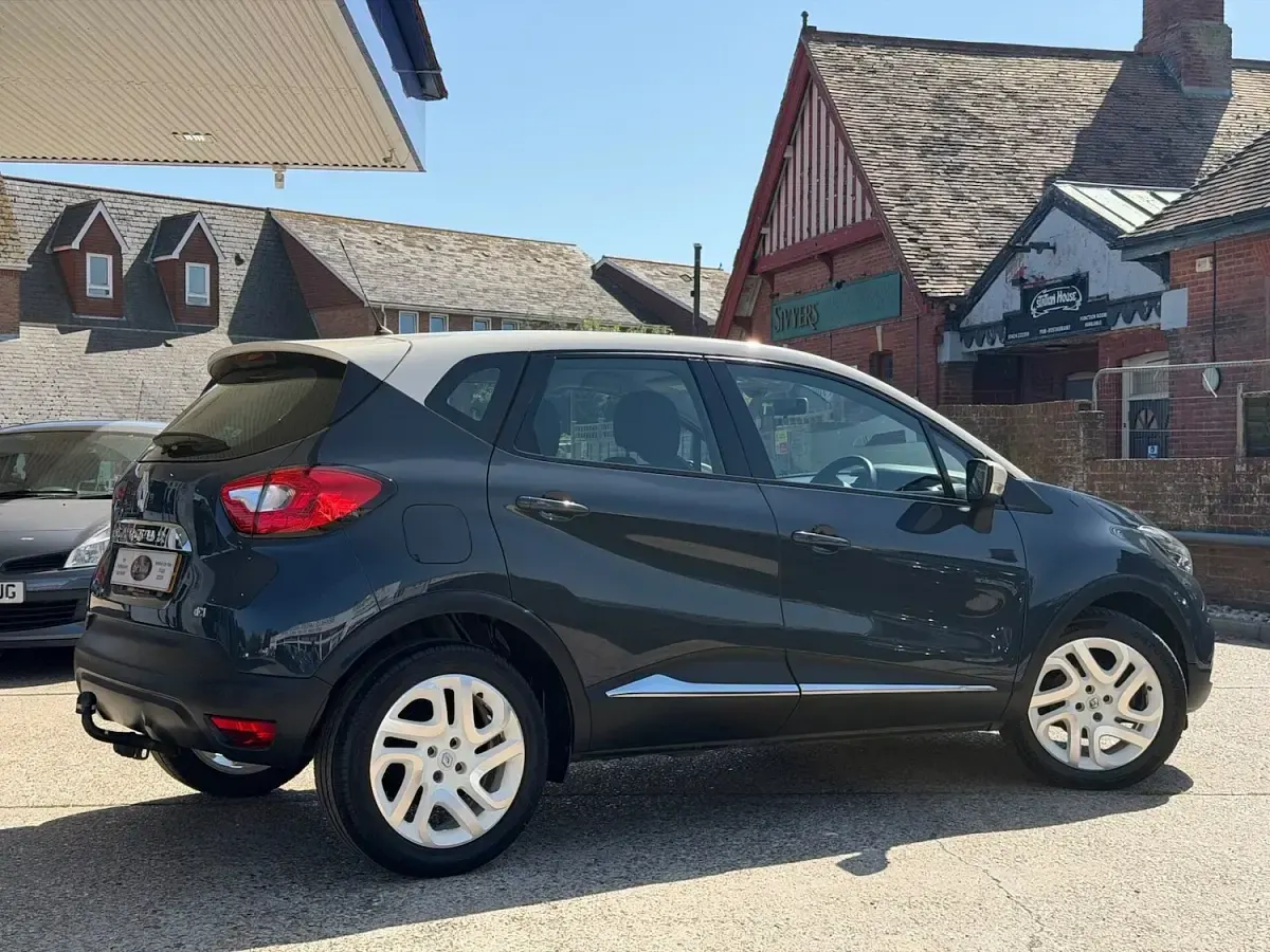 Used Renault Captur Dynamique 90 HP (66 kW) 2013 Blue/cream SUV