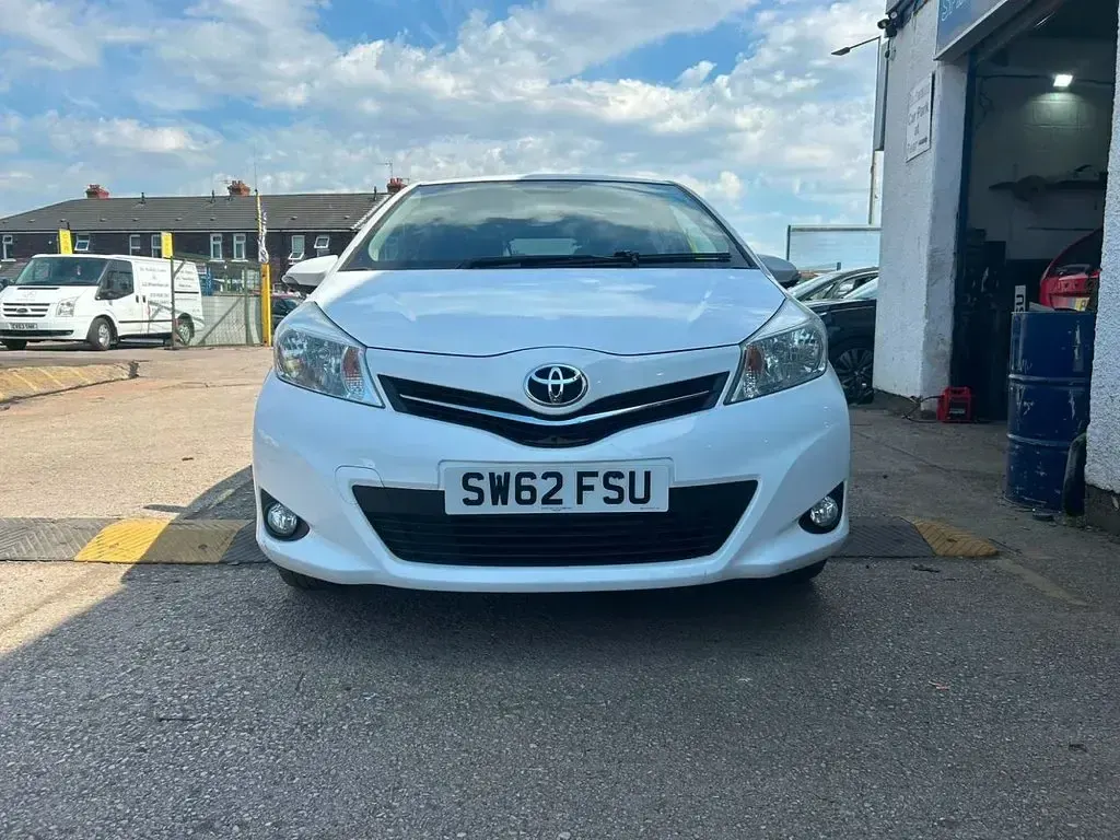 Used Toyota Yaris Edition 69 HP (50 kW) 2013 White Hatchback