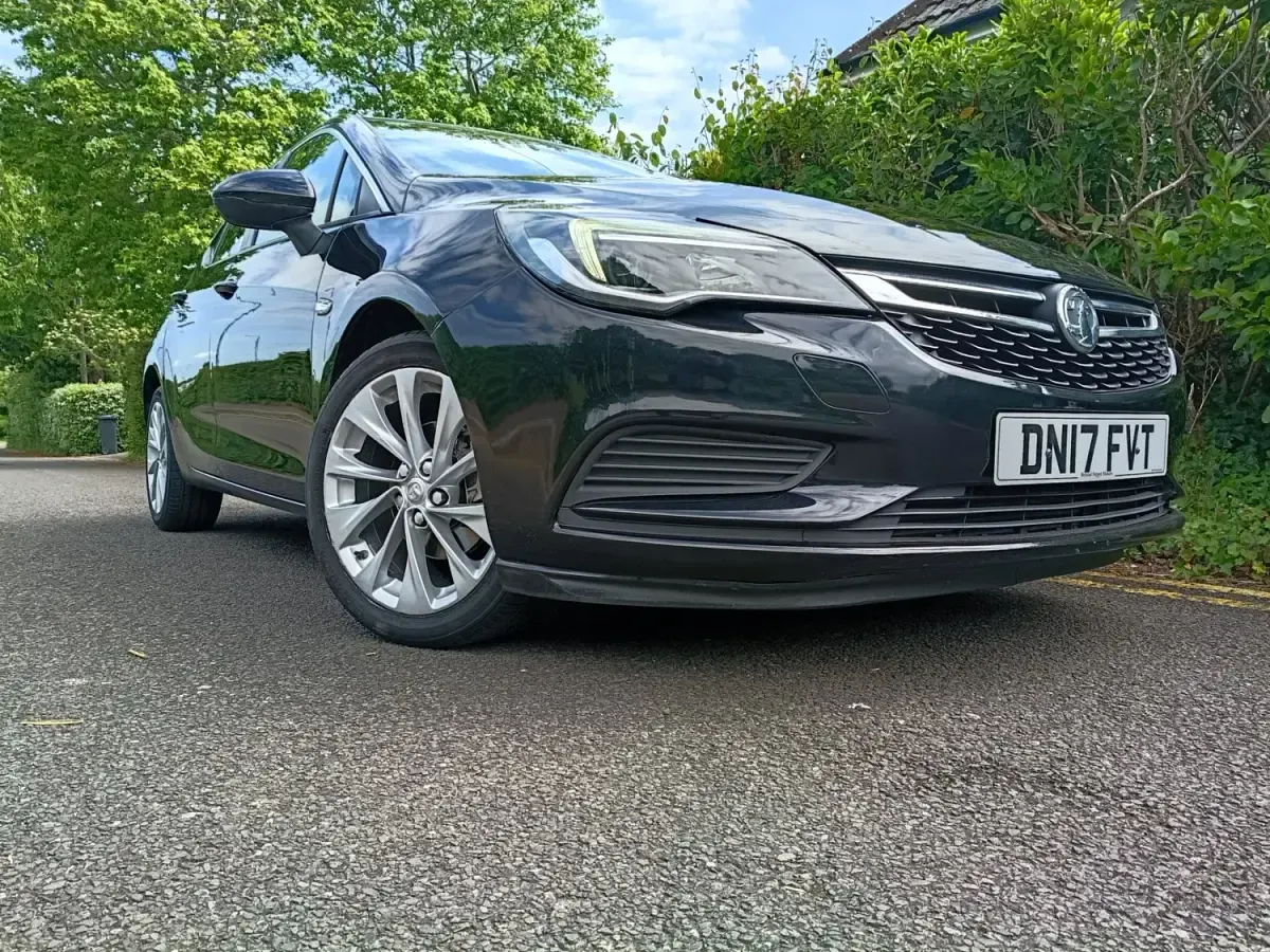 Second-hand Vauxhall Astra Design Edition 125 CP (91 kW) 2017 Negru Hatchback