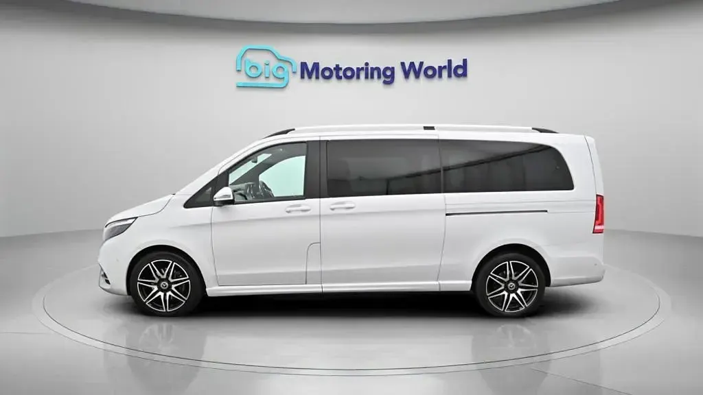 Used Mercedes V300 AMG line 237 HP (174 kW) 2023 White MPV