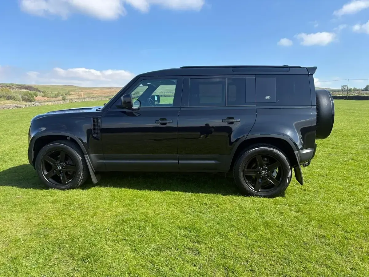 Used Land Rover Defender SE 250 HP (183 kW) 2022 Black SUV