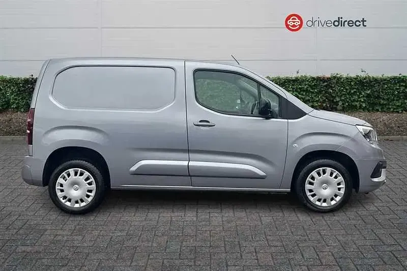Usado Vauxhall Combo S 100 HP (73 kW) 2023 Cinzento Monovolume