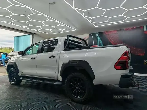 Używany Toyota HiLux 204 KM (150 kW) 2021 Biały Pickup