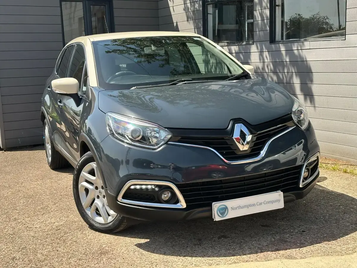 Used Renault Captur Dynamique 90 HP (66 kW) 2016 Blue/cream SUV