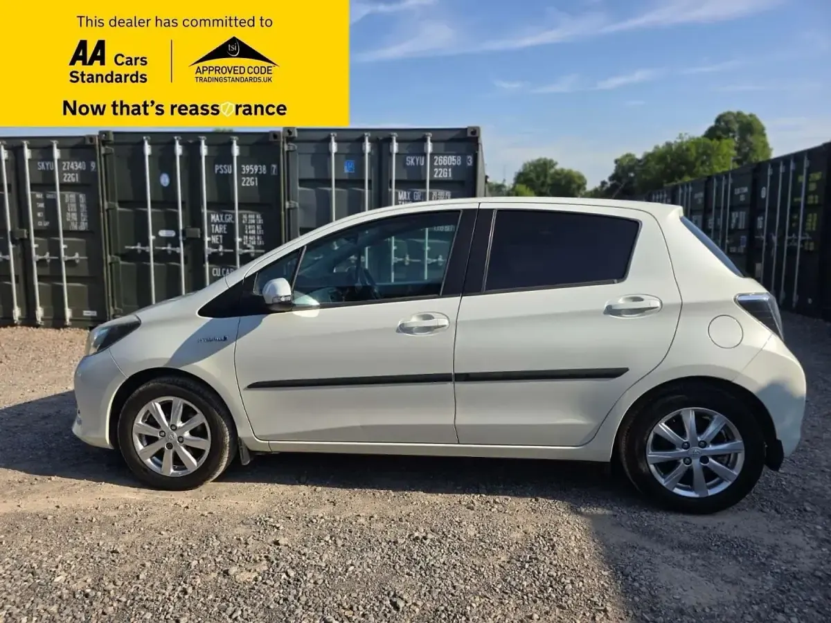 Used Toyota Yaris T4 101 HP (74 kW) 2013 White Hatchback