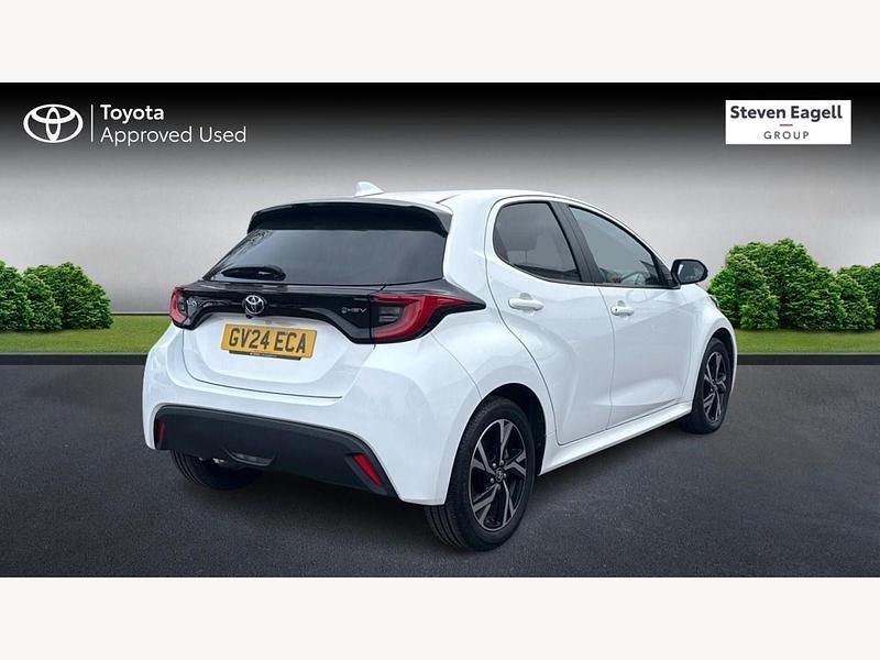 Used Toyota Yaris Hybrid Design 116 HP (85 kW) 2024 White Hatchback