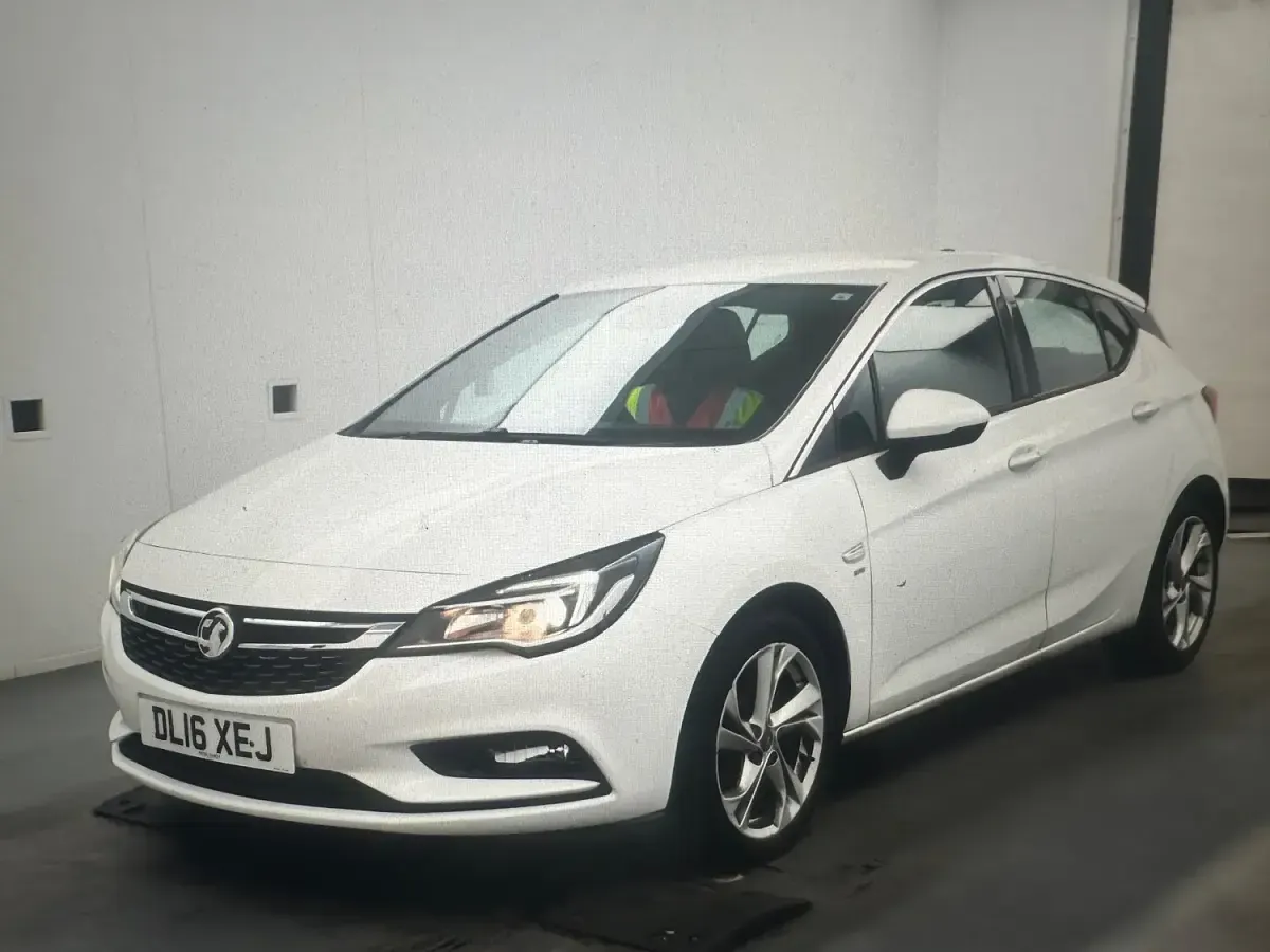 Used Vauxhall Astra SRi 105 HP (77 kW) 2016 White Hatchback