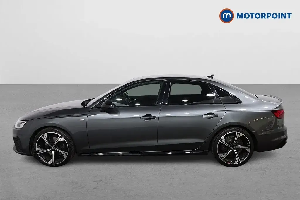 Begagnad Audi A4 Black Edition 2023 Grå Sedan