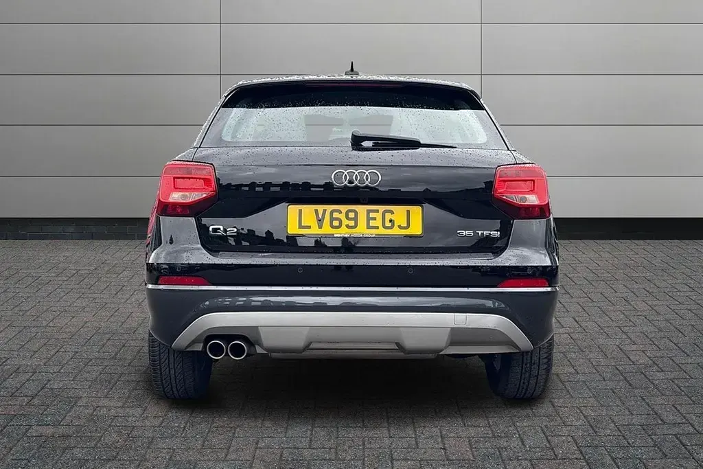 Begagnad Audi Q2 Design 2020 Svart SUV