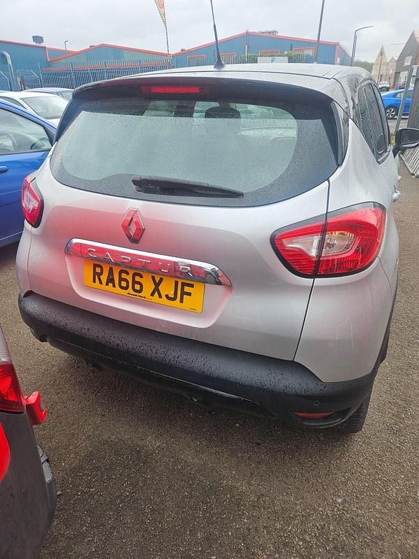 Used Renault Captur Signature 90 HP (66 kW) 2017 Silver SUV