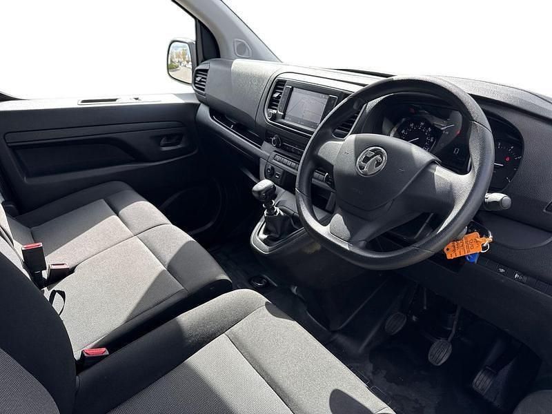 Second-hand Vauxhall Vivaro 100 CP (73 kW) 2023 Alb Monovolum