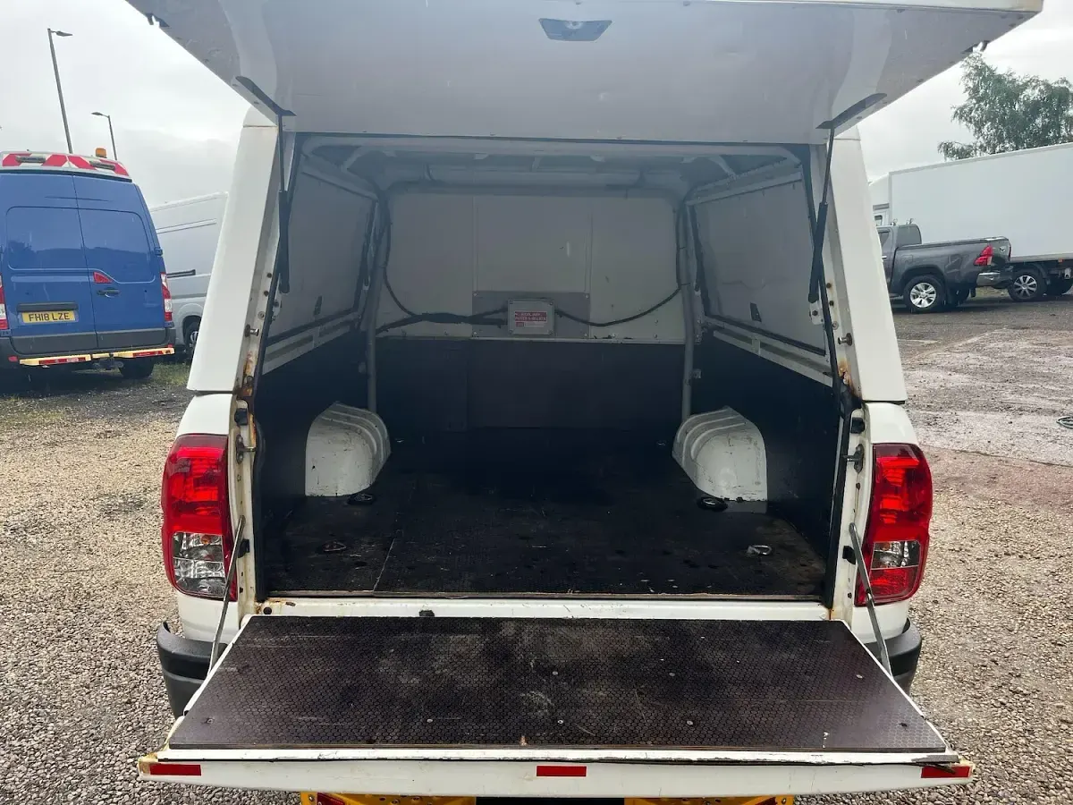 Used Toyota HiLux Active 150 HP (110 kW) 2018 White Pickup