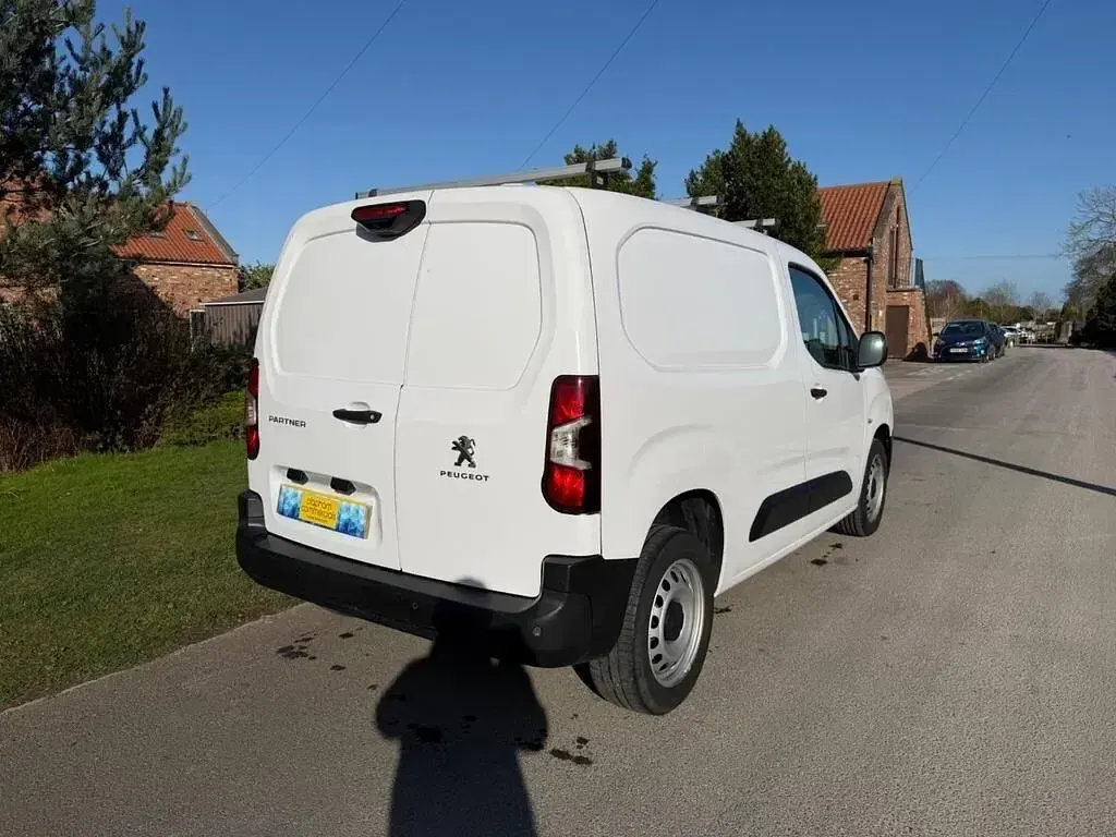 Second-hand Peugeot Partner Premium 102 CP (75 kW) 2023 Alb Monovolum