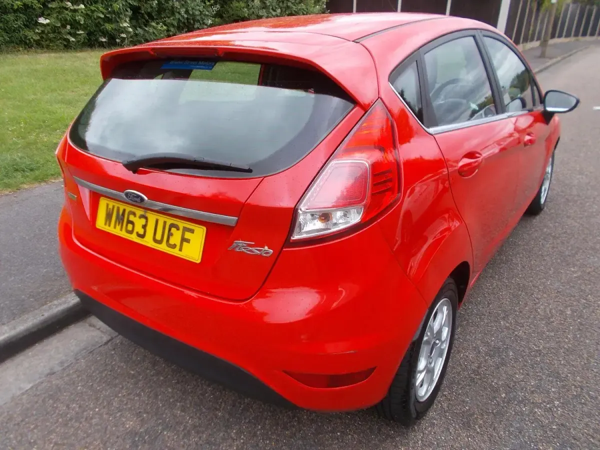 Used Ford Fiesta Zetec 95 HP (69 kW) 2014 Red Hatchback