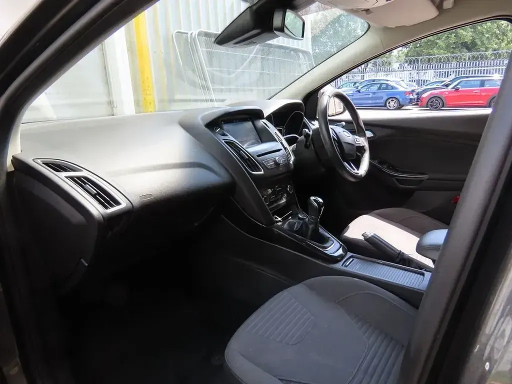 Used Ford Focus Titanium 100 HP (73 kW) 2018 Grey Hatchback