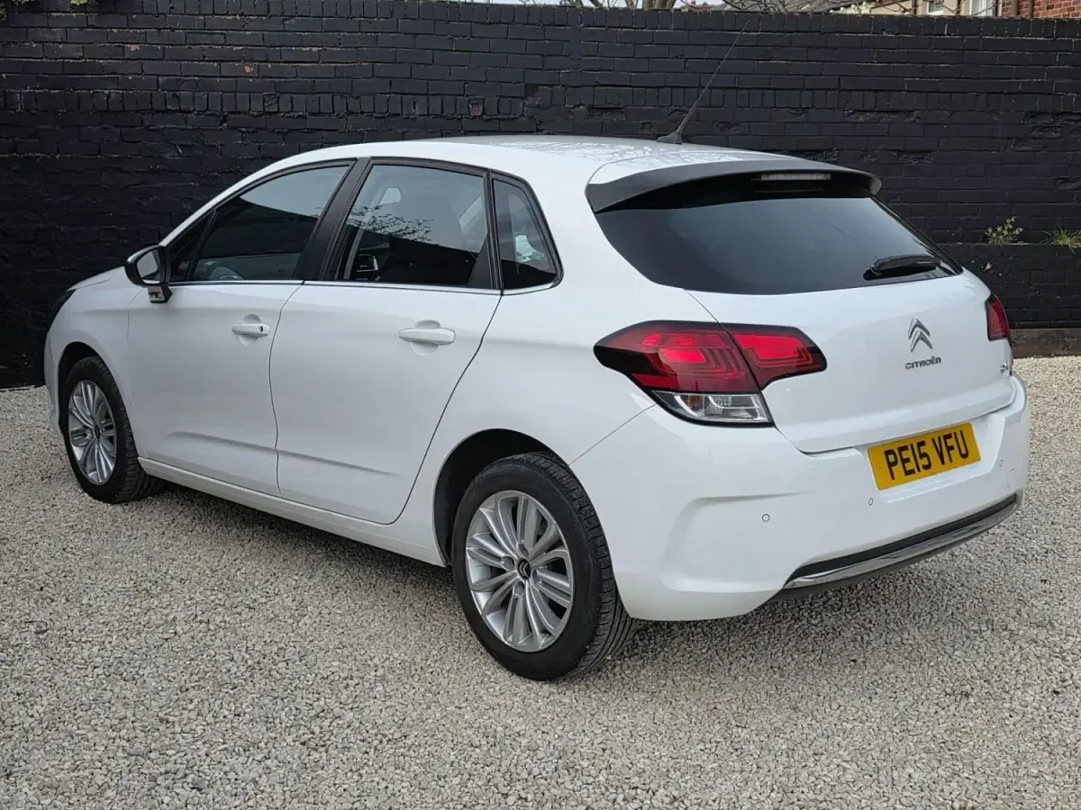Begagnad Citroën C4 Flair 114 HK (83 kW) 2015 Vit Halvkombi