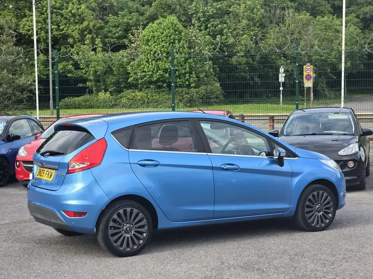 Używany Ford Fiesta Titanium 2009 Niebieski Hatchback