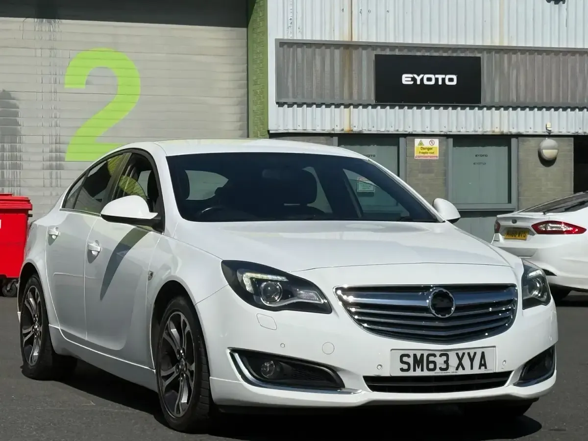 Used Vauxhall Insignia Edition 140 HP (102 kW) 2014 White Hatchback