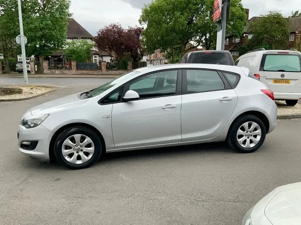 Used Vauxhall Astra Design Edition 2014 Silver Hatchback