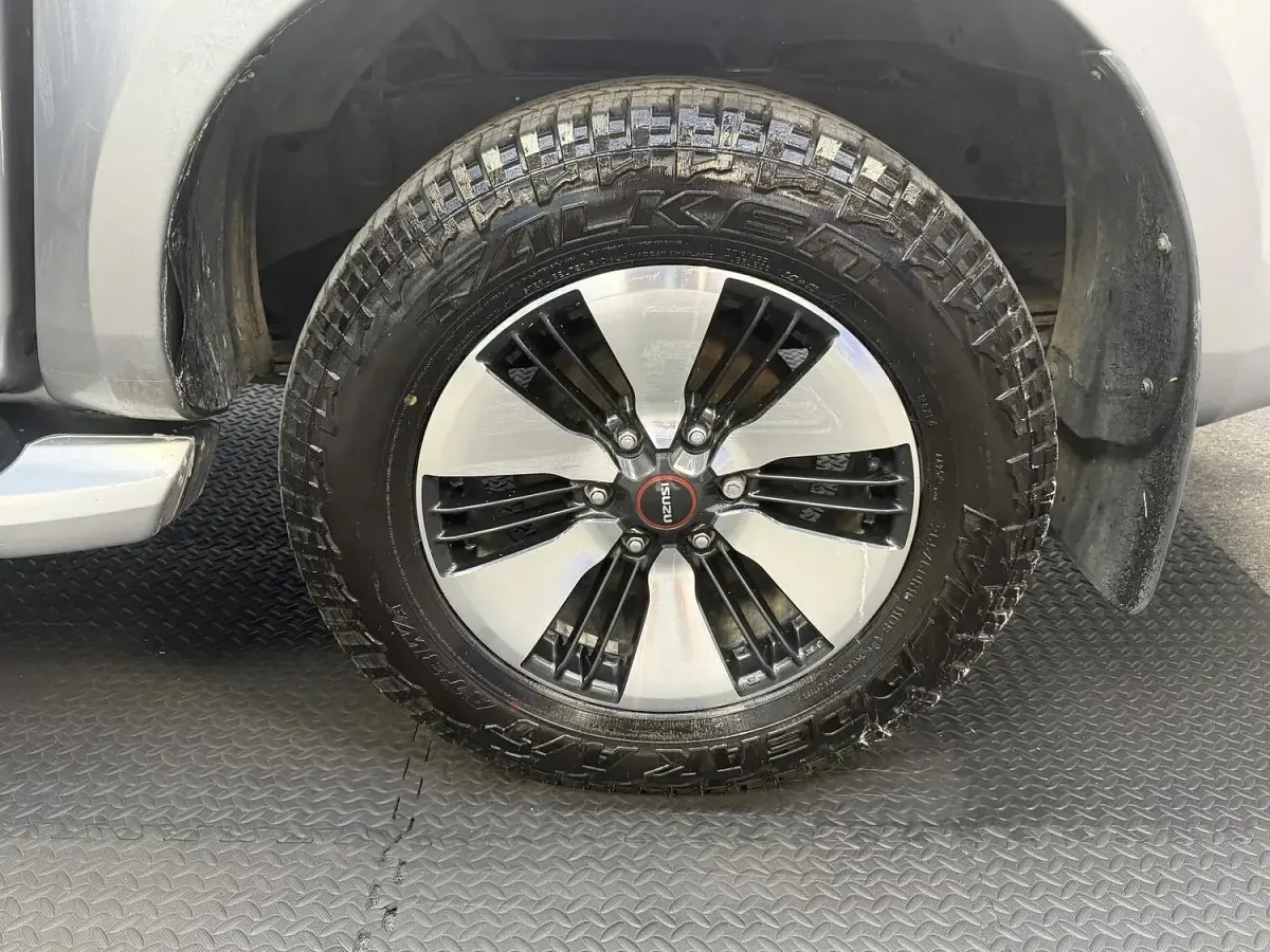 Used Isuzu D-Max 163 HP (119 kW) 2023 Silver Pickup