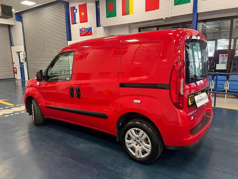 Used Fiat Doblò 95 HP (69 kW) 2018 Red MPV