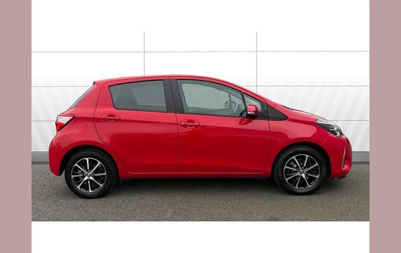 Used Toyota Yaris 111 HP (81 kW) 2018 Red Hatchback