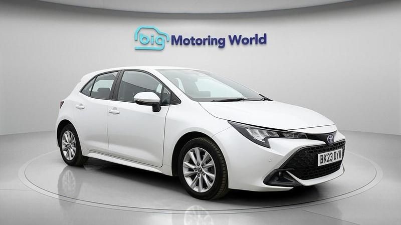 Used Toyota Corolla 140 HP (102 kW) 2023 White Hatchback