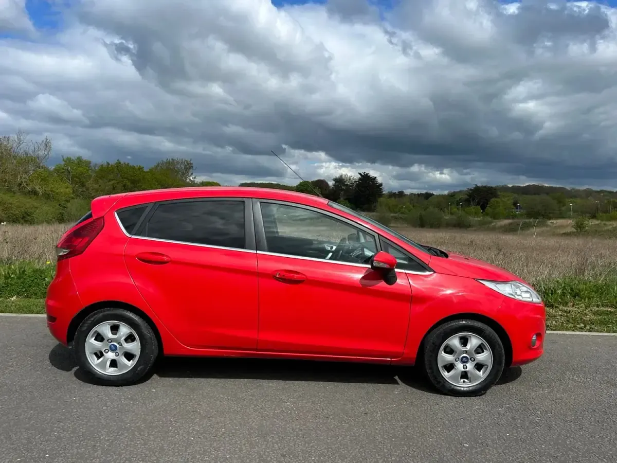 Używany Ford Fiesta Titanium 95 KM (69 kW) 2011 Czerwony Hatchback