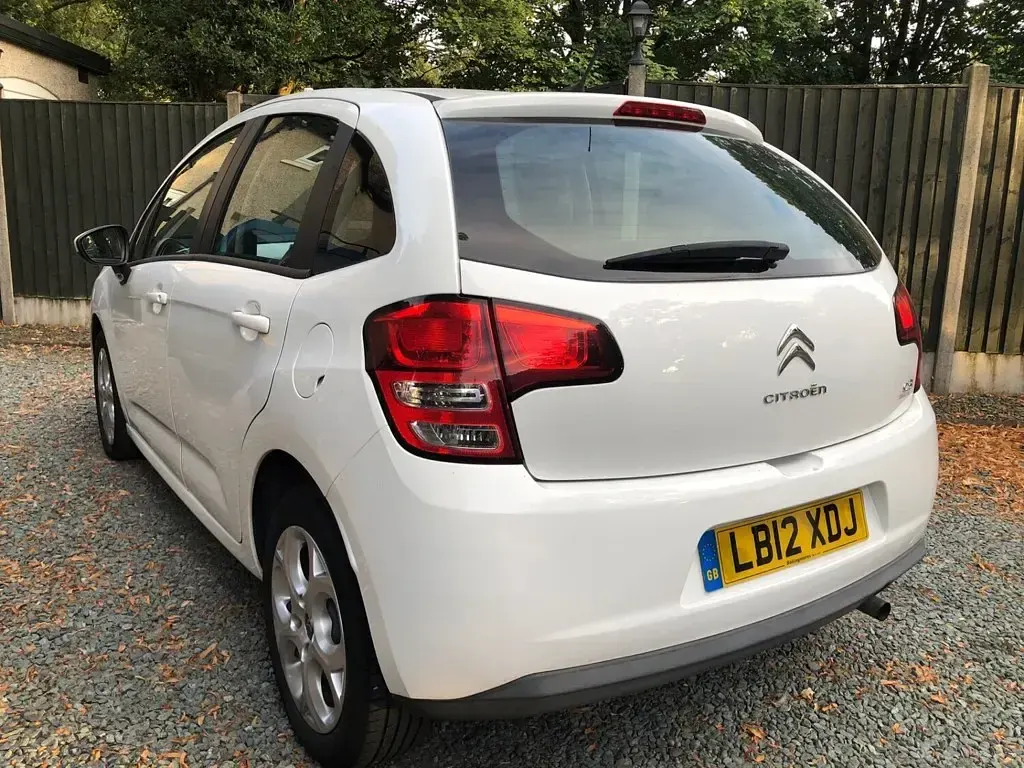 Used Citroën C3 75 HP (55 kW) 2012 White Hatchback