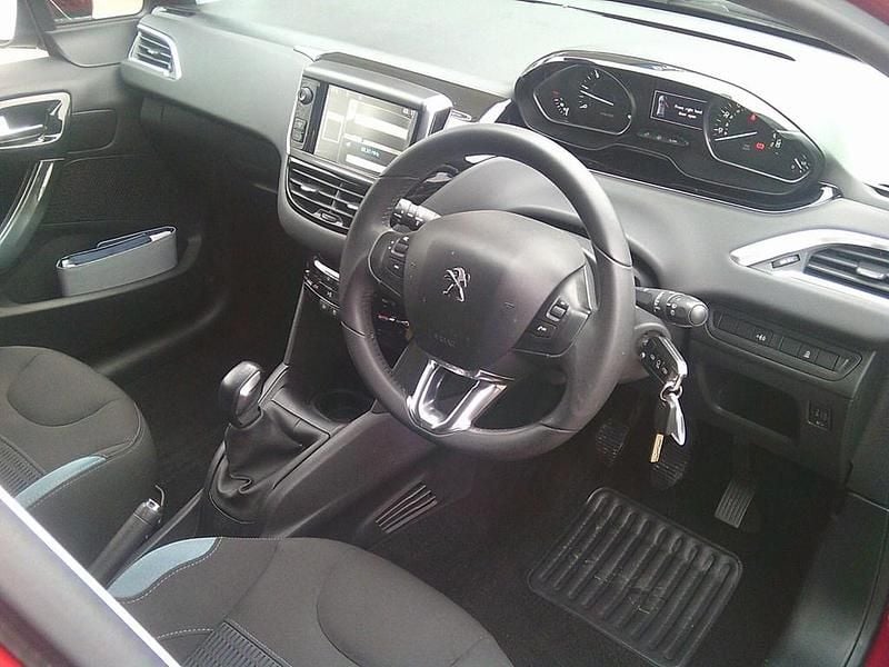 Used Peugeot 208 Allure 70 HP (51 kW) 2014 Red Hatchback