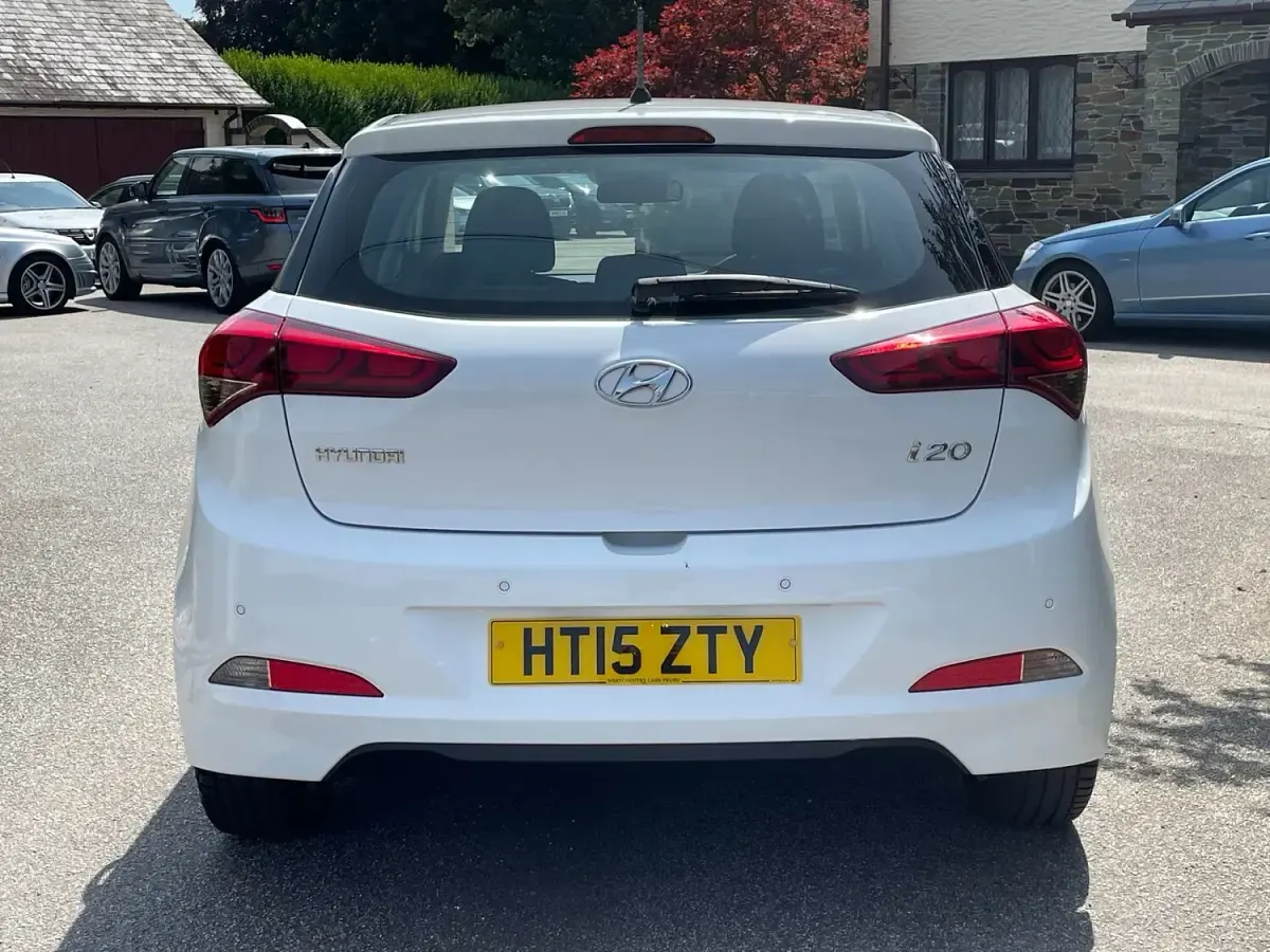 Used Hyundai i20 SE 84 HP (61 kW) 2015 White Hatchback