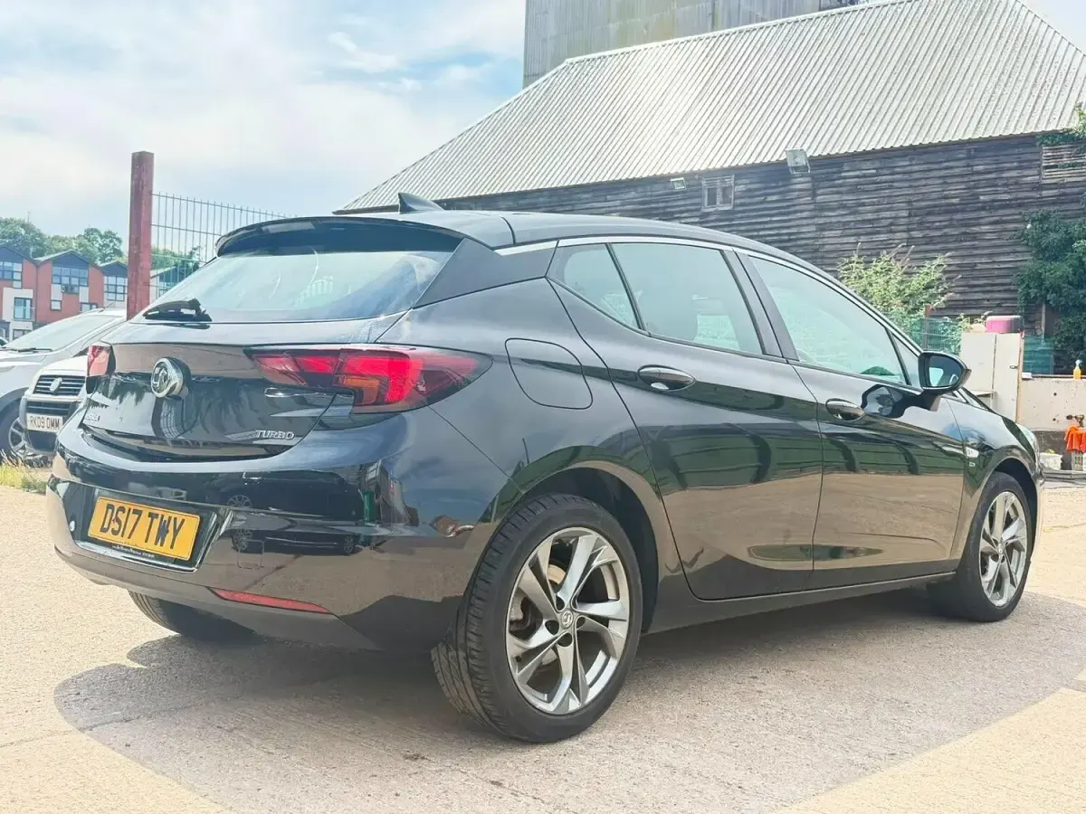Used Vauxhall Astra SRi 150 HP (110 kW) 2017 Black Hatchback