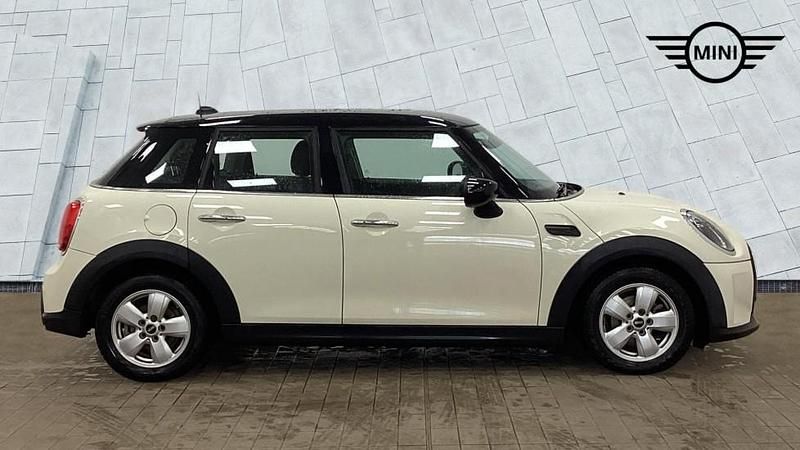 Begagnad Mini Cooper Classic 134 HK (98 kW) 2021 Vit Halvkombi