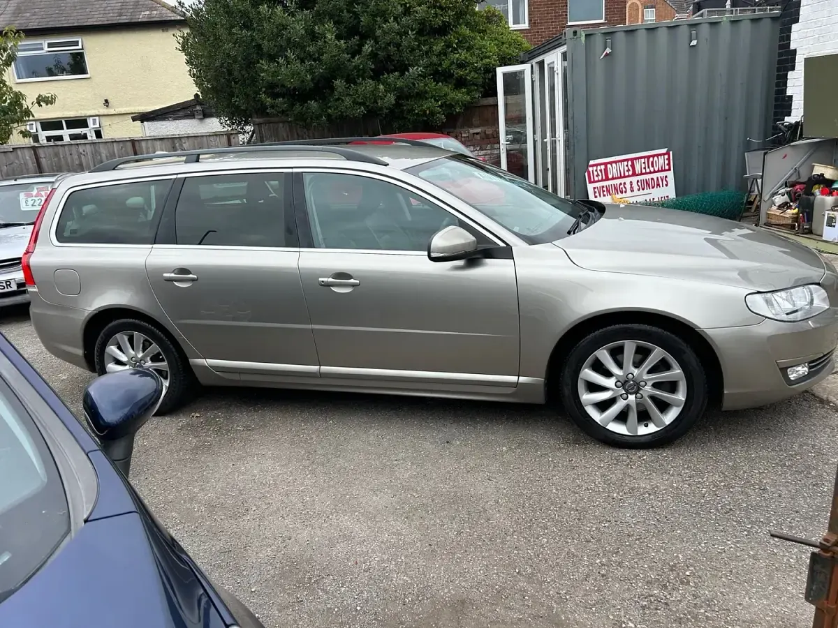 Used Volvo V70 SE 181 HP (133 kW) 2016 Gold Estate