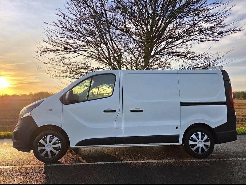 Second-hand Vauxhall Vivaro 125 CP (91 kW) 2017 Alb Monovolum