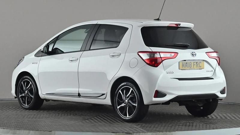 Used Toyota Yaris Hybrid Design 100 HP (73 kW) 2018 White Hatchback