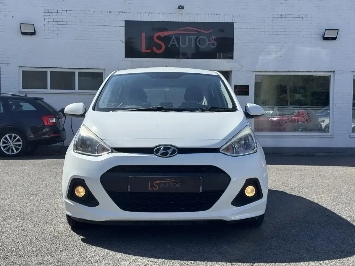 Used Hyundai i10 SE 67 HP (49 kW) 2014 White Hatchback