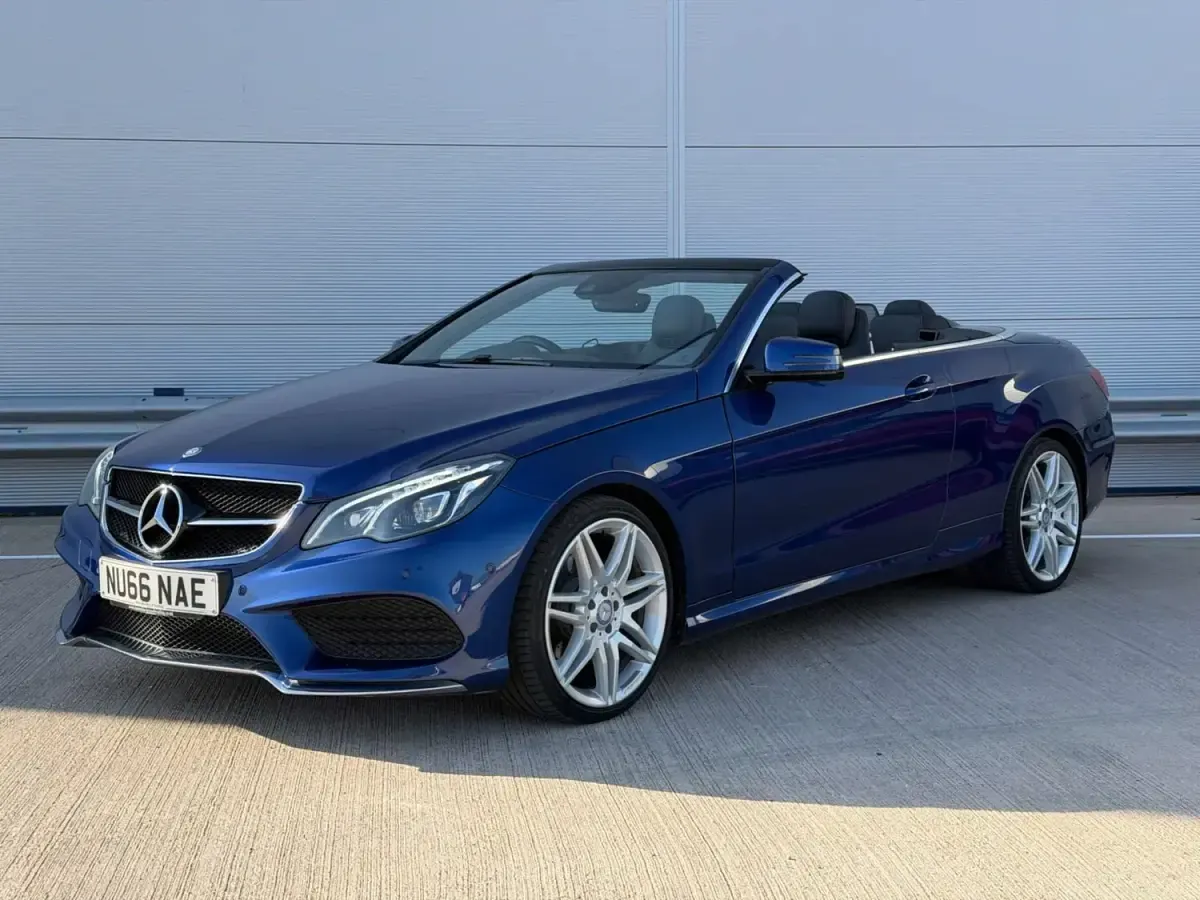 Usado Mercedes E220 AMG line 2016 Azul Cabrios
